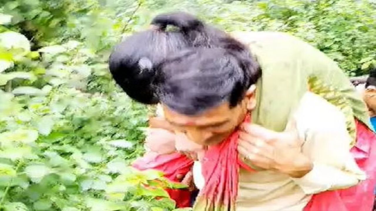 Nainital News: इलाज के लिए पिता ने 22 किमी दूर पीठ पर लाकर बेटी को अस्पताल पहुंचाया, 18 दिन से बंद है सड़क