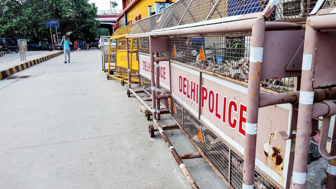 Delhi News: दिल्ली में बम की धमकी, ‘आज तुम्हारा आखिरी दिन है, हम बिल्डिंग में हुए हैं घुसे…’ Delhi News: दिल्ली में बम की धमकी, ‘आज तुम्हारा आखिरी दिन है, हम बिल्डिंग में हुए हैं घुसे…’