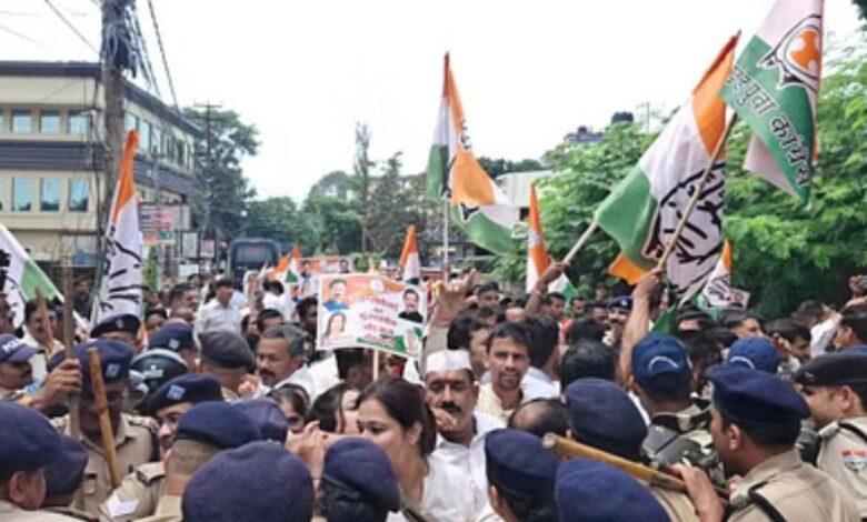 Congress Protest in Dehradun: देहरादून में कांग्रेस का विरोध प्रदर्शन, ED कार्यालय के बाहर भड़की हिंसा Congress Protest in Dehradun: देहरादून में कांग्रेस का विरोध प्रदर्शन, ED कार्यालय के बाहर भड़की हिंसा