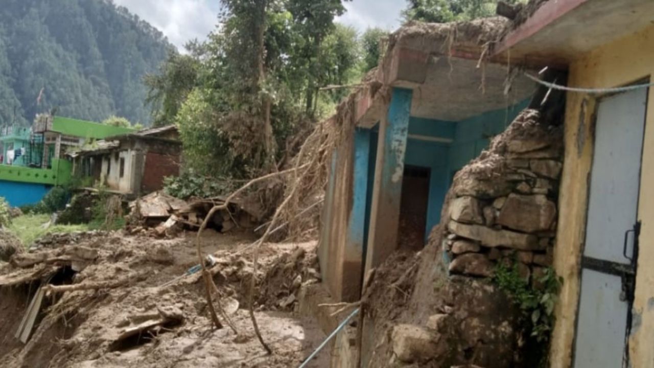 Uttarakhand: टिहरी में बादल फटने से 13 गांवों में भूस्खलन, ग्रामीणों ने बचाई जान