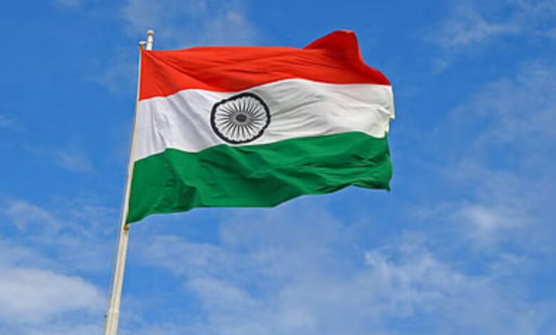 Uttarakhand News: कालीयर दरगाह के पास के घर में उल्टा फहरा रहा था तिरंगा, वक्फ बोर्ड के अध्यक्ष ने चढ़कर सीधा किया