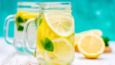 Lemon water  सेहत के लिए फायदेमंद है, लेकिन इन लोगों के लिए हो सकता है जहर