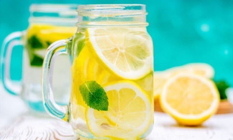 Lemon water  सेहत के लिए फायदेमंद है, लेकिन इन लोगों के लिए हो सकता है जहर