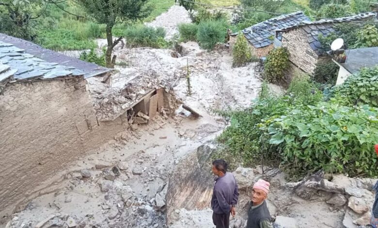 Chamoli: पगानो गांव में बारिश ने मचाई तबाही… चार मकान और दो गोशालाएं जमींदोज, रात को जान बचाने के लिए भागे गांववाले