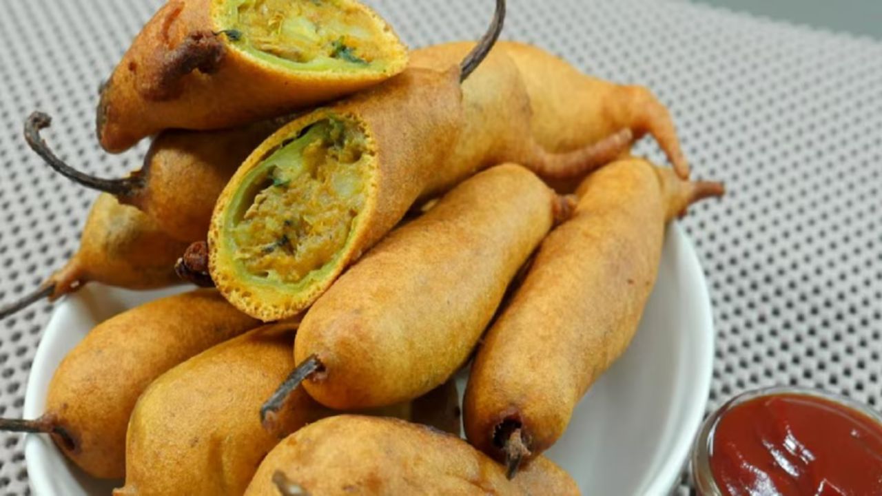 Spicy chilli pakoras:  मसालेदार मिर्च पकौड़े बनाना है? फॉलो करें यह आसान रेसिपी, मिनटों में तैयार हो जाएंगे ये चाय के साथ बेहतरीन स्नैक्स