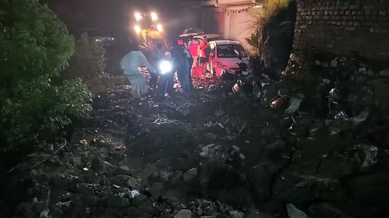 Uttarkashi: 21 साल बाद फिर डरा वरुणावत पर्वत, 2003 के भूस्खलन की यादें हुईं ताजा Uttarkashi: 21 साल बाद फिर डरा वरुणावत पर्वत, 2003 के भूस्खलन की यादें हुईं ताजा