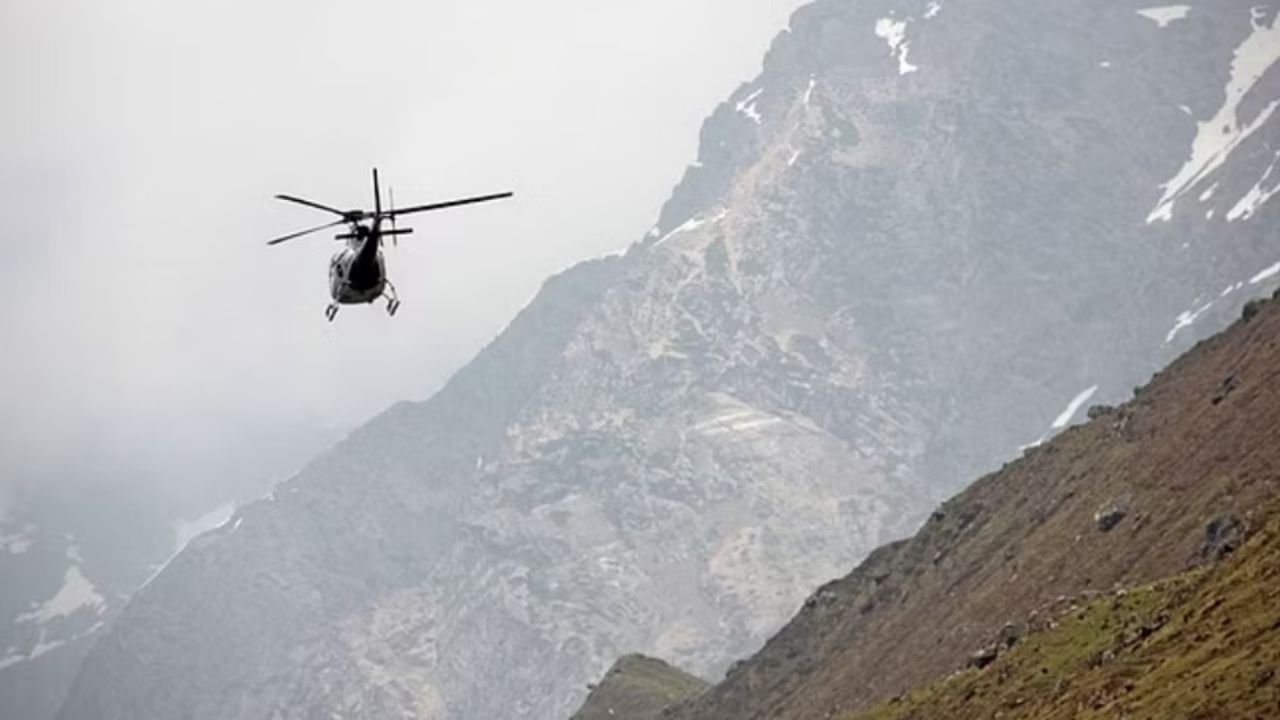 Kedarnath Heli Service: मौसम साफ होते ही शुरू हुई हेली सेवा, 18 यात्री पहुंचे धाम, 48 लोग लौटे Kedarnath Heli Service: मौसम साफ होते ही शुरू हुई हेली सेवा, 18 यात्री पहुंचे धाम, 48 लोग लौटे