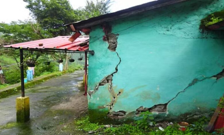 This village of Nainital is in danger: धरती का धंसना, घरों में दरारें, लोग जी रहे हैं डर के साए में