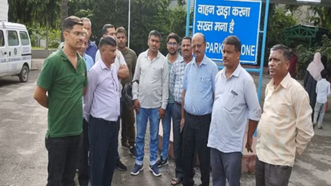 Haldwani crime: इंस्पेक्टर की पिटाई, टीम ने खड़े होकर देखा; पीड़ित ने साझा की दर्दनाक कहानी, कहा- महिला कर्मचारियों को भी नहीं बख्शा गया