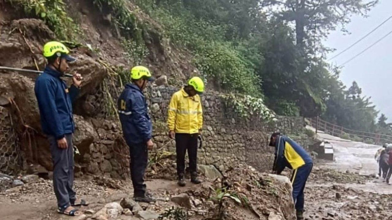 Uttarakhand News: जौनसार-बावर और पच्छादून में 18 मोटर सड़कें लैंडस्लाइड के कारण बंद, किसानों की फसलें बाजार तक नहीं पहुंच पा रही Uttarakhand News: जौनसार-बावर और पच्छादून में 18 मोटर सड़कें लैंडस्लाइड के कारण बंद, किसानों की फसलें बाजार तक नहीं पहुंच पा रही