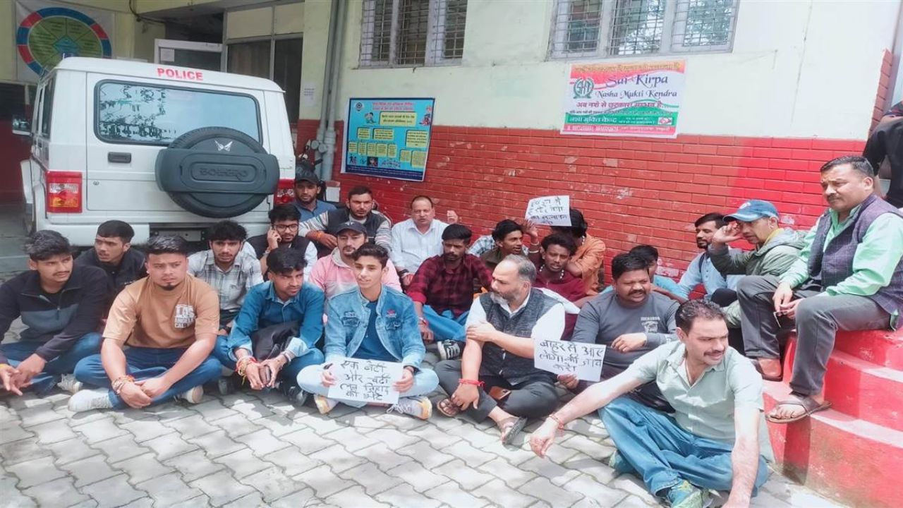 Nainital: दूसरे समुदाय के लड़के के साथ लिव-इन में रह रही लड़की की आत्महत्या, हिंदू संगठनों ने पुलिस स्टेशन को घेरा Nainital: दूसरे समुदाय के लड़के के साथ लिव-इन में रह रही लड़की की आत्महत्या, हिंदू संगठनों ने पुलिस स्टेशन को घेरा