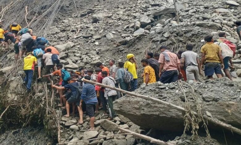 Kedarnath rescue: भारतीय सेना ने संभाली कमान, 1000 लोग अभी भी केदारघाटी में फंसे Kedarnath rescue: भारतीय सेना ने संभाली कमान, 1000 लोग अभी भी केदारघाटी में फंसे