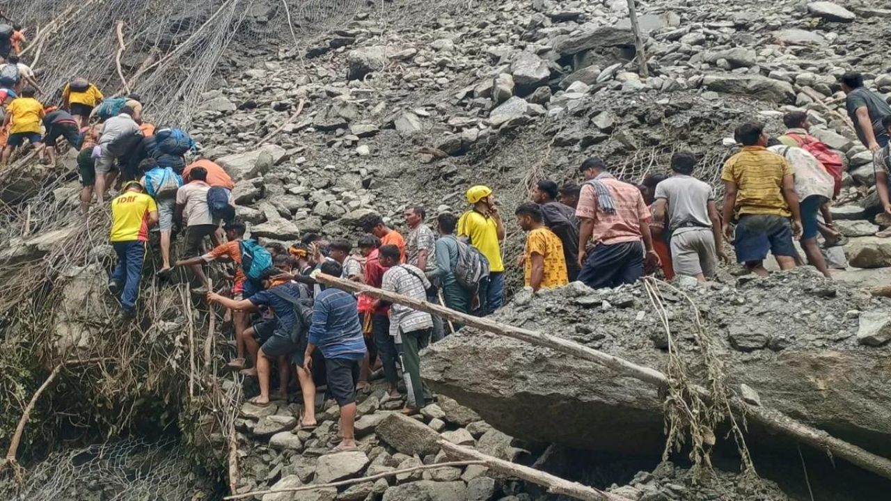 Kedarnath rescue: भारतीय सेना ने संभाली कमान, 1000 लोग अभी भी केदारघाटी में फंसे
