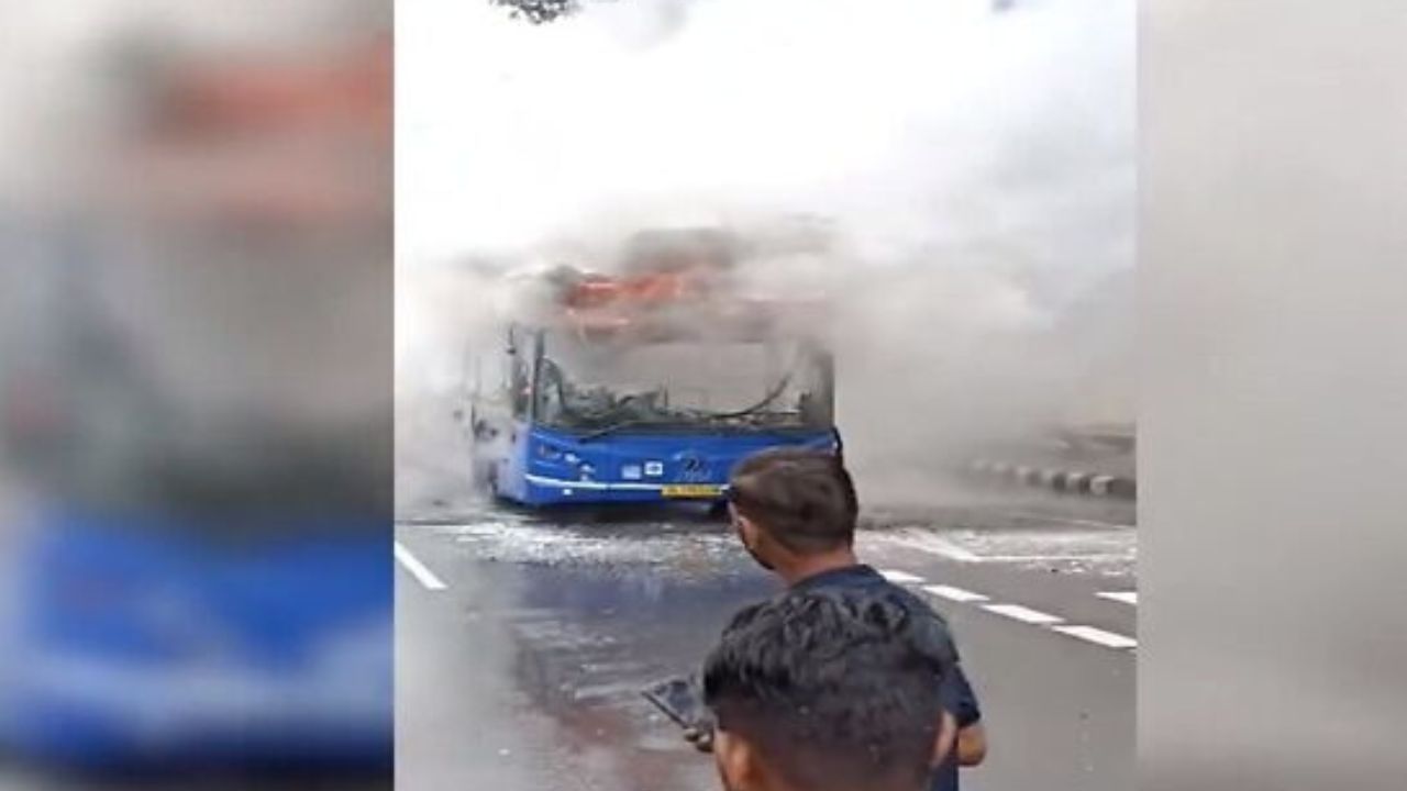 Delhi के जगतपुरी क्षेत्र में यात्रियों से भरी डीटीसी बस में लगी आग, बाइक सवार ने ड्राइवर को दी सूचना