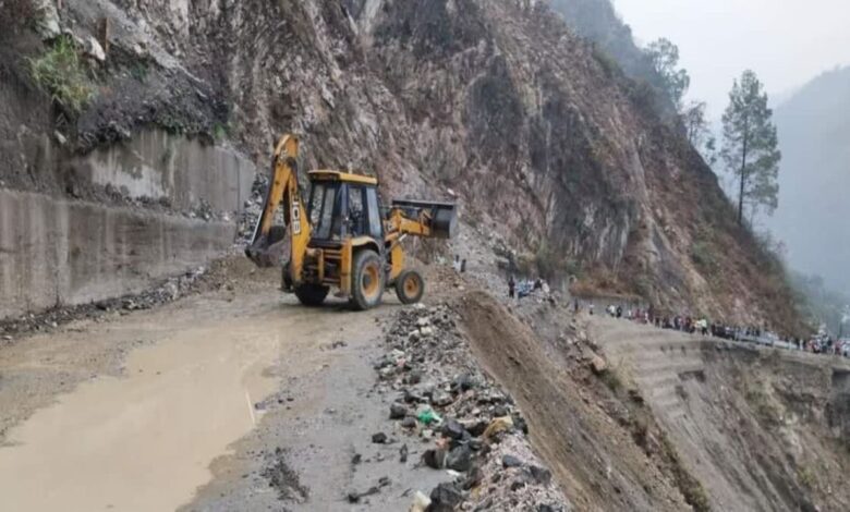 Chardham Yatra 2024 Update: बद्रीनाथ हाईवे कई जगहों पर मलबे के कारण बंद, यात्री फंसे Chardham Yatra 2024 Update: बद्रीनाथ हाईवे कई जगहों पर मलबे के कारण बंद, यात्री फंसे