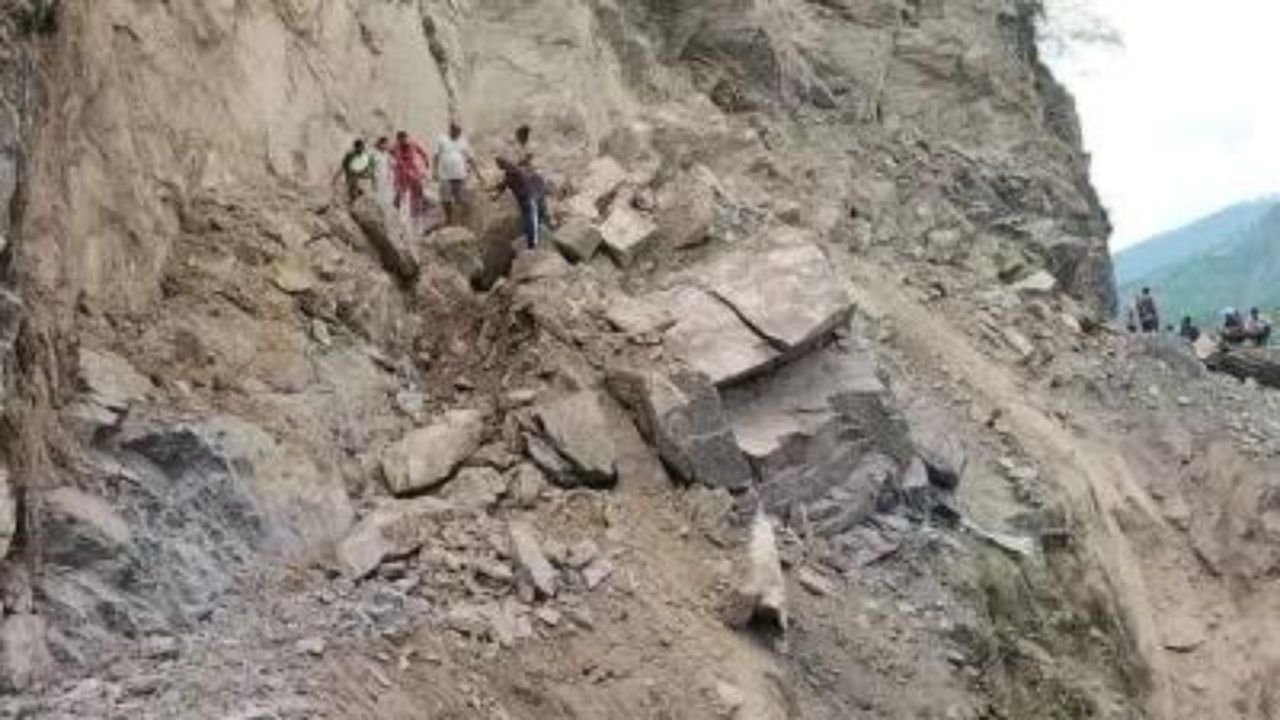 Yamunotri Highway हुआ खतरनाक, 16 भूस्खलन क्षेत्र सक्रिय, सड़क में बड़े गड्ढे