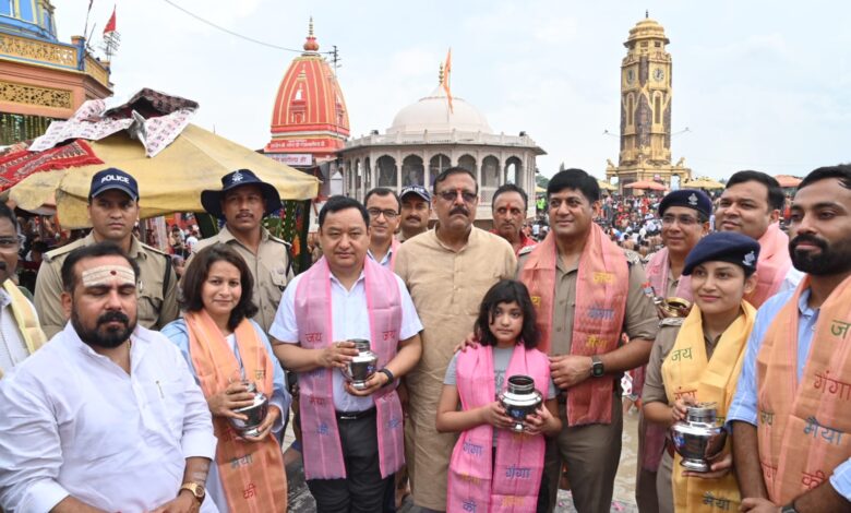 Kanwar Yatra 2024: शिवरात्रि पर जिला अधिकारी धीराज सिंह गर्ब्याल, एसएसपी प्रमेन्द्र डोभाल व एसपी देहात स्वप्न किशोर के साथ ही अन्य अनेक पुलिस अधिकारियों ने हर की पौड़ी ब्रह्मकुंड से जल लेकर दक्ष प्रजापति मंदिर पर किया जलाभिषेक