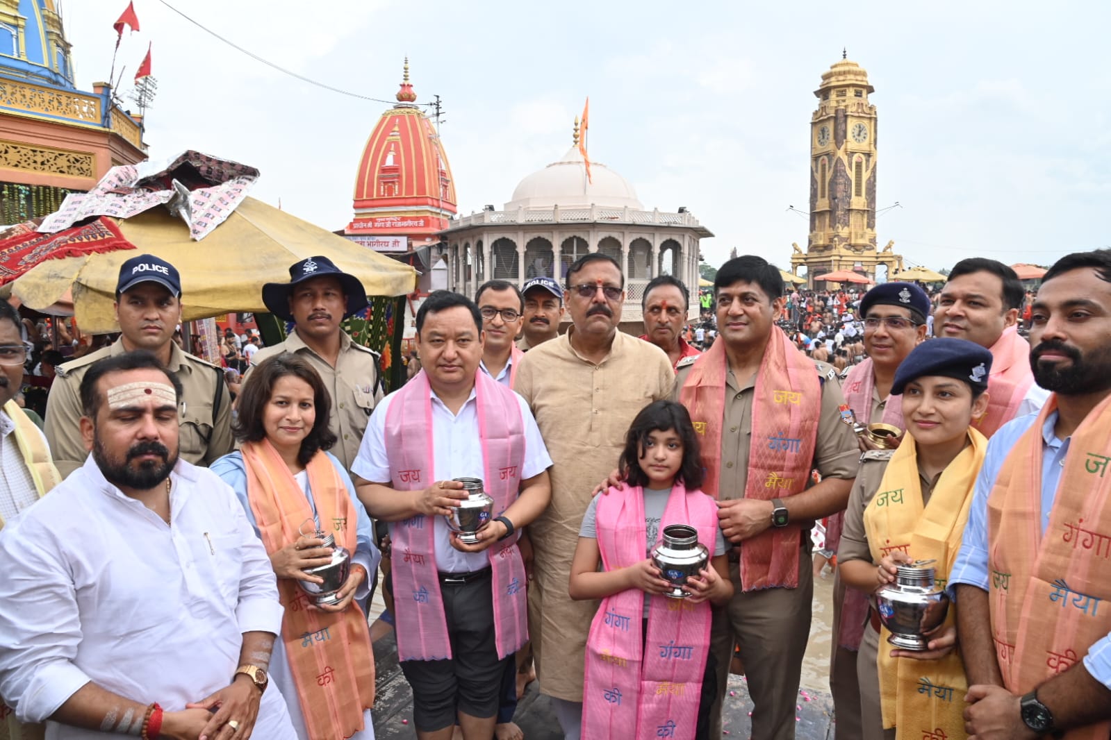 Kanwar Yatra 2024: शिवरात्रि पर जिला अधिकारी धीराज सिंह गर्ब्याल, एसएसपी प्रमेन्द्र डोभाल व एसपी देहात स्वप्न किशोर के साथ ही अन्य अनेक पुलिस अधिकारियों ने हर की पौड़ी ब्रह्मकुंड से जल लेकर दक्ष प्रजापति मंदिर पर किया जलाभिषेक