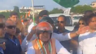 Tiranga bike rally: बाइक तिरंगा रैली में दिखा देश भक्ति का रंग, प्रदेश के मुख्यमंत्री पुष्कर सिंह धामी के साथ ही हजारों की तादाद में युवा बाइक पर सवार हो तिरंगा हाथ में लेकर भारत मां की जय के नारे लगाते आए नजर