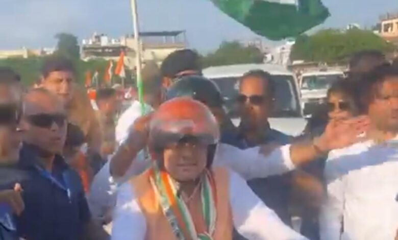 Tiranga bike rally: बाइक तिरंगा रैली में दिखा देश भक्ति का रंग, प्रदेश के मुख्यमंत्री पुष्कर सिंह धामी के साथ ही हजारों की तादाद में युवा बाइक पर सवार हो तिरंगा हाथ में लेकर भारत मां की जय के नारे लगाते आए नजर Tiranga bike rally: बाइक तिरंगा रैली में दिखा देश भक्ति का रंग, प्रदेश के मुख्यमंत्री पुष्कर सिंह धामी के साथ ही हजारों की तादाद में युवा बाइक पर सवार हो तिरंगा हाथ में लेकर भारत मां की जय के नारे लगाते आए नजर
