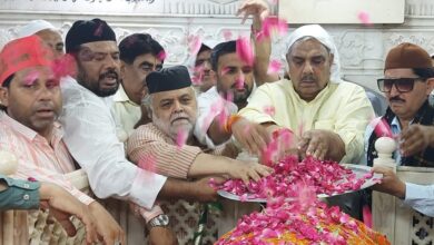 Prayed long life for Akhilesh yadav: सपा के राष्ट्रीय महासचिव व सांसद हरेंद्र मलिक ने साबिर पाक में चादर पेश कर अपने नेता अखिलेश यादव की दीर्घायु के लिए की कामना