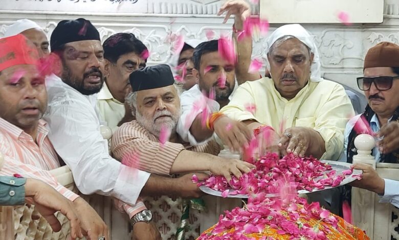 Prayed long life for Akhilesh yadav: सपा के राष्ट्रीय महासचिव व सांसद हरेंद्र मलिक ने साबिर पाक में चादर पेश कर अपने नेता अखिलेश यादव की दीर्घायु के लिए की कामना