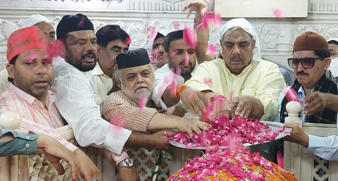 Prayed long life for Akhilesh yadav: सपा के राष्ट्रीय महासचिव व सांसद हरेंद्र मलिक ने साबिर पाक में चादर पेश कर अपने नेता अखिलेश यादव की दीर्घायु के लिए की कामना