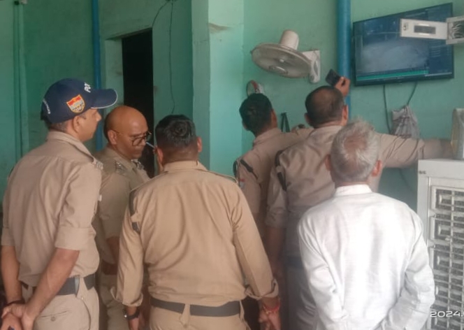 Robbery: तमंचे के बल पर ग्रामीण के हाथ पैर बांध की लाखों की लूट, पुलिस कर रही जांच Robbery: तमंचे के बल पर ग्रामीण के हाथ पैर बांध की लाखों की लूट, पुलिस कर रही जांच