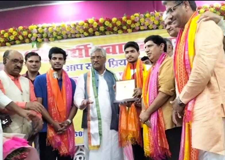 ABVP: एबीवीपी छात्र संघ के विद्यार्थी सम्मान समारोह का आयोजन, बतौर मुख्य अतिथि पहुंचे सांसद त्रिवेंद्र सिंह रावत ने छात्रों का किया उत्साहवर्धन