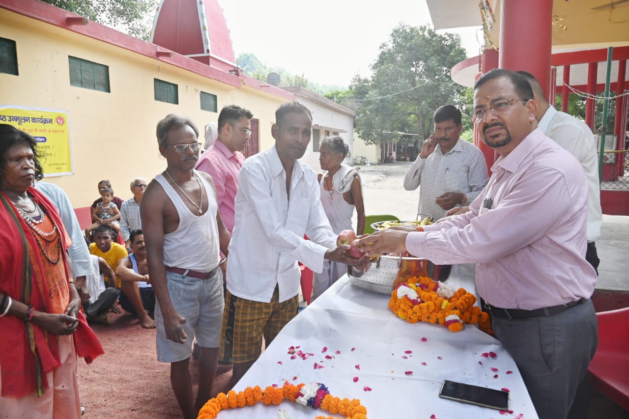 Dm haridwar: भारत रत्न पं.गोविन्द बल्लभ पन्त की जयन्ती के अवसर पर चिदानन्द कुष्ठ आश्रम पहुंचे जिलाधिकारी कर्मेन्द्र सिंह ने कुष्ठ रोगियों के साथ बिताया समय, जानी समस्याएं