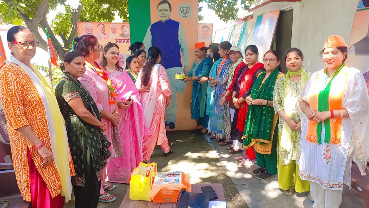 Roorkee: मुख्यमंत्री पुष्कर सिंह धामी के जन्मदिन को महिलाओं द्वारा भजन कीर्तन एवं वृक्षारोपण कर धूमधाम से मनाया Roorkee: मुख्यमंत्री पुष्कर सिंह धामी के जन्मदिन को महिलाओं द्वारा भजन कीर्तन एवं वृक्षारोपण कर धूमधाम से मनाया