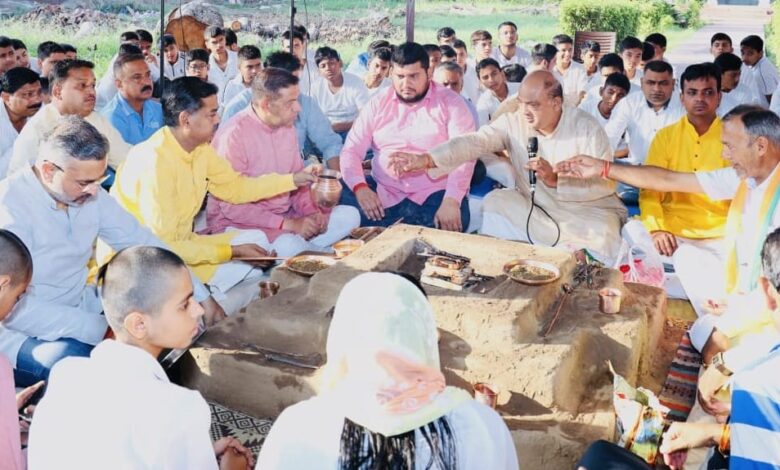 Haridwar: भाजयुमो ने सीएम के जन्मदिन पर किए यज्ञ, गंगा दुग्धाभिषेक और पौधारोपण
