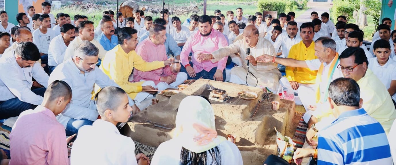 Haridwar: भाजयुमो ने सीएम के जन्मदिन पर किए यज्ञ, गंगा दुग्धाभिषेक और पौधारोपण