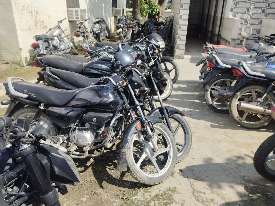 Bhagwanpur: चेकिंग अभियान के दौरान भगवानपुर पुलिस ने बिना नंबर प्लेट सड़कों पर दौड़ रही 7 मोटर साइकिलों को किया सीज