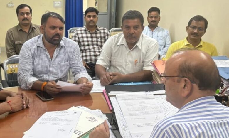 Haridwar: जिला शिक्षा अधिकारी से मिले उत्तराखण्ड राज्य प्राथमिक शिक्षक संघ के पदाधिकारी, समस्याओं के निस्तारण के सम्बन्ध में सौपा मांगपत्र Haridwar: जिला शिक्षा अधिकारी से मिले उत्तराखण्ड राज्य प्राथमिक शिक्षक संघ के पदाधिकारी, समस्याओं के निस्तारण के सम्बन्ध में सौपा मांगपत्र