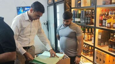 Dehradun: राजधानी में हर शराब की दुकान में ओवर रेटिंग,डीएम के निर्देश पर सभी अफसर कारवाई में जुटे