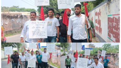 Roorkee: फाउंडेशन ट्रस्ट एवं कांग्रेस कार्यकर्ताओं द्वारा शहर की सड़कों में पड़े गड्ढों से बचाव को लेकर लोगों को किया जागरूक