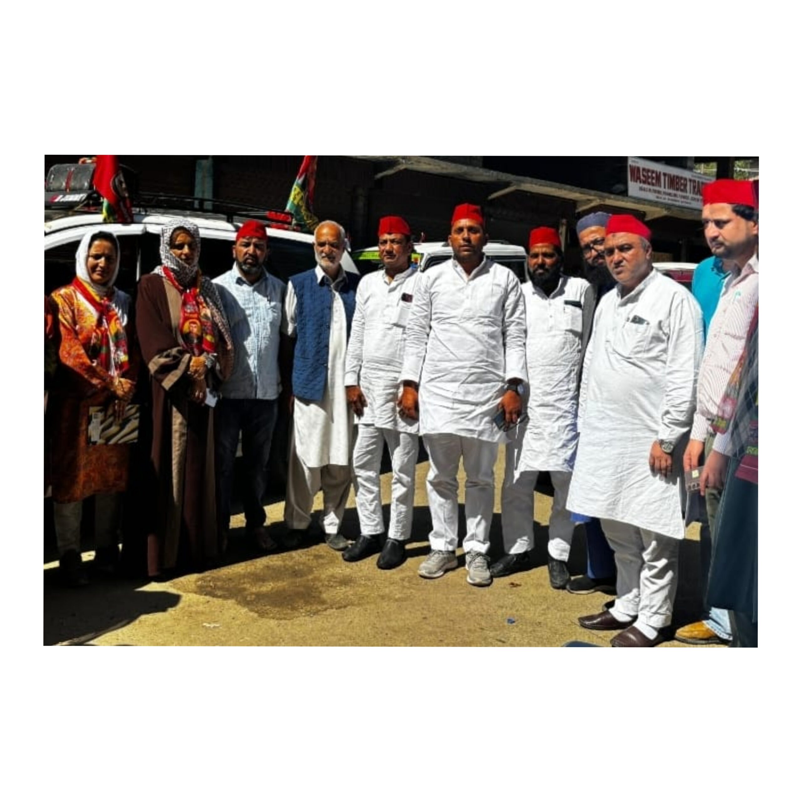 Election campaign: सपा प्रदेश महासचिव समीर आलम ने जम्मू कश्मीर की लोलब सीट से लड़ रहे सपा प्रत्याशी शादाब शाहीन के समर्थन में किया जनसंपर्क