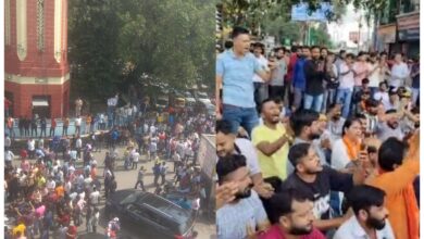 Dehradun: रेलवे स्टेशन पर हुए बवाल मामले में पुलिस ने की थी कार्रवाई, एक हिंदू संगठन से जुड़े नेता की गिरफ्तारी की सूचना पर बवाल,  धरने पर बैठे लोग, पढ़ रहे हनुमान चालीसा