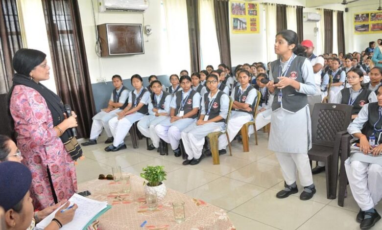 Uttarakhand: स्कूल छात्राओं ने कहा – बदमाश गंदे टिप्पणियां करते हैं, असुरक्षित स्थानों की पहचान के लिए कार्यशाला आयोजित