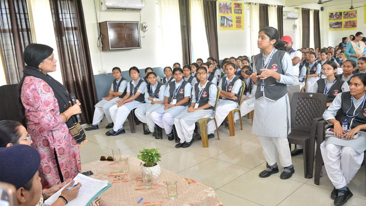 Uttarakhand: स्कूल छात्राओं ने कहा – बदमाश गंदे टिप्पणियां करते हैं, असुरक्षित स्थानों की पहचान के लिए कार्यशाला आयोजित