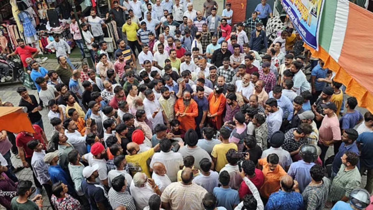 Dehradun: महिला छात्रा से छेड़छाड़ के विरोध में 10 घंटे बंद रहा पल्टन बाजार, सुरक्षा के लिए उठाए गए ठोस कदम Dehradun: महिला छात्रा से छेड़छाड़ के विरोध में 10 घंटे बंद रहा पल्टन बाजार, सुरक्षा के लिए उठाए गए ठोस कदम