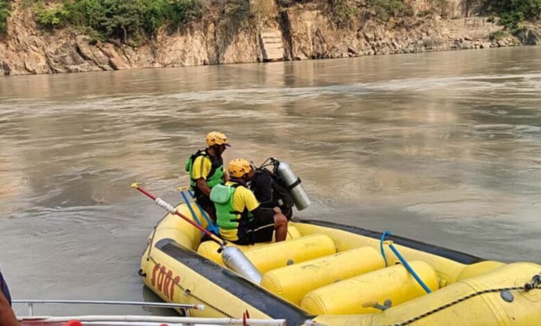 Rishikesh News: गंगा में डूबे दो लोगों का कोई पता नहीं, अब सोनार सिस्टम से की जा रही तलाश