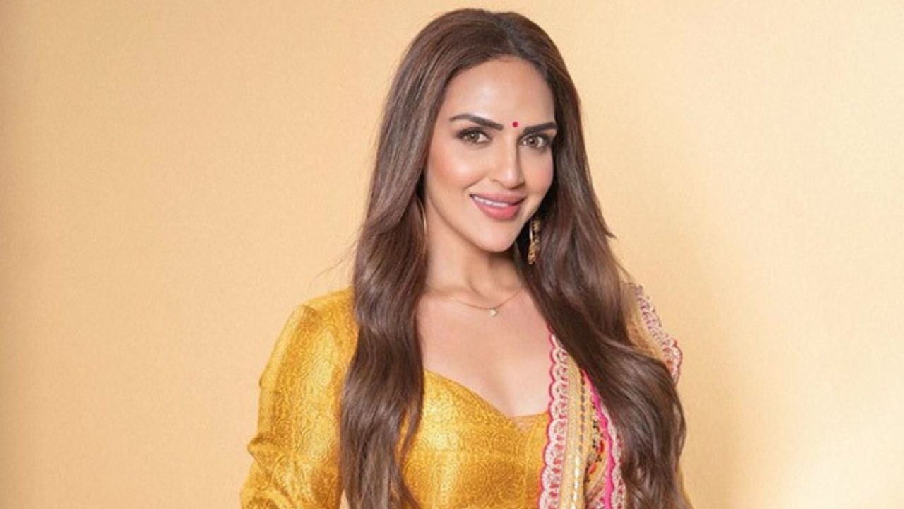 Esha Deol ने किया खुलासा: 18 की उम्र में शादी और छोटे कपड़े पहनने पर पाबंदी, पिता धर्मेंद्र की कड़ी सख्ती Esha Deol ने किया खुलासा: 18 की उम्र में शादी और छोटे कपड़े पहनने पर पाबंदी, पिता धर्मेंद्र की कड़ी सख्ती