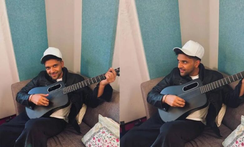 Guru Randhawa: पंजाब के सुपरहिट सिंगर गुरु रंधावा पहुंचे अपने गांव, गायों और भैंसों के बीच शूट करेंगे नया गाना Guru Randhawa: पंजाब के सुपरहिट सिंगर गुरु रंधावा पहुंचे अपने गांव, गायों और भैंसों के बीच शूट करेंगे नया गाना