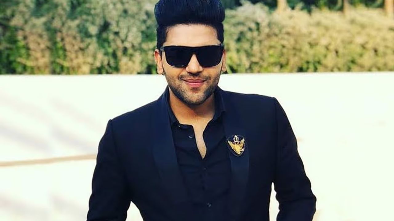 Guru Randhawa: पंजाब के सुपरहिट सिंगर गुरु रंधावा पहुंचे अपने गांव, गायों और भैंसों के बीच शूट करेंगे नया गाना