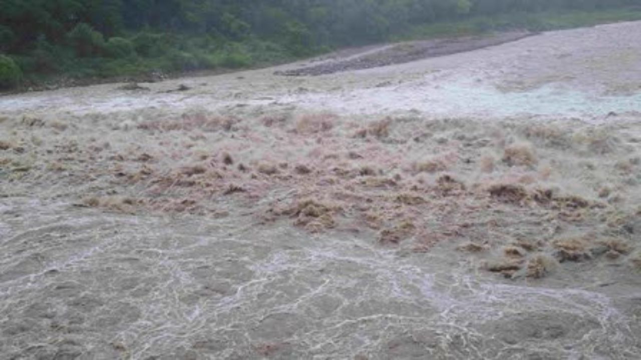 Uttarakhand Rains: रामनगर में पर्यटकों और भक्तों की मुश्किलें बढ़ीं, गार्जिया मंदिर में जलस्तर बढ़ने से रोक लगी