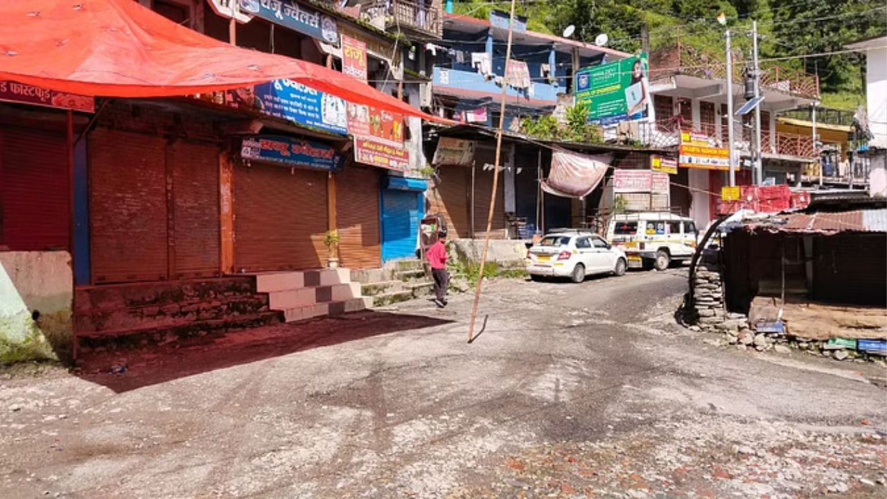 Chamoli: नाबालिग से छेड़छाड़ का मामला, नंदनगर में लागू हुई धारा 163, 500 लोगों पर मामले दर्ज, बाजार रहेंगे बंद Chamoli: नाबालिग से छेड़छाड़ का मामला, नंदनगर में लागू हुई धारा 163, 500 लोगों पर मामले दर्ज, बाजार रहेंगे बंद