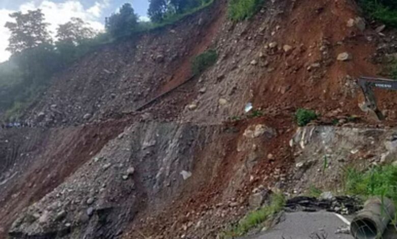 Uttarakhand: गंगोत्री-यमुनोत्री और बद्रीनाथ हाईवे पर भारी मलबा, वाहनों की लगी लंबी कतारें