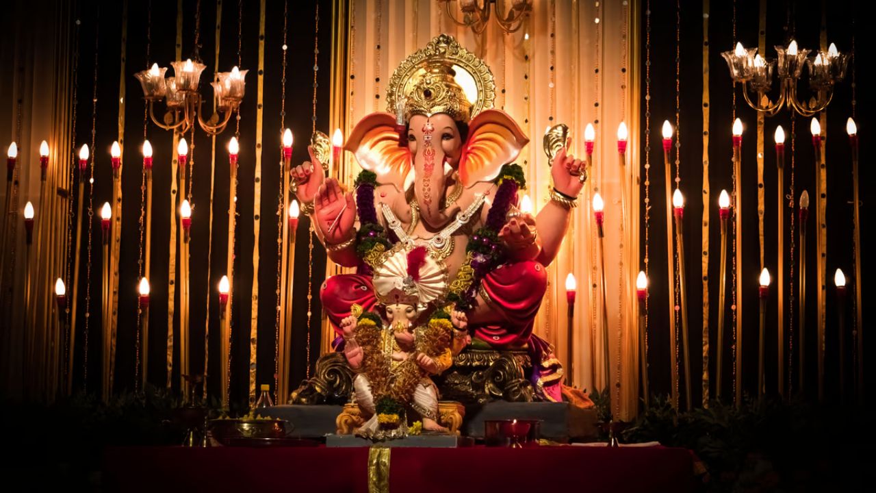 Ganesh Chaturthi 2024: गणपति बप्पा मोरया की गूंज से सजेगा हर घर और पंडाल, भव्य सजावट और ईको-फ्रेंडली मूर्तियों की धूम